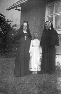 Lata 60. XX wieku. Stanisława Rokosz ze swoimi ciociami - siostrami zakonnymi