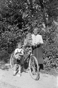 Lata 60. XX wieku. Aniela Kardynał z Mołodycza ze swoimi córeczkami i rowerem