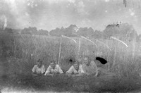 Lata 60. XX wieku. Odpoczynek kosiarzy w czasie żniw w Mołodyczu