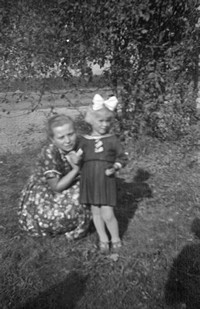 Lata 50. XX wieku. Anna Cienka z Mołodycza ze swoją siostrzenicą Zdzisławą