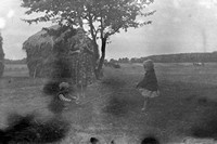 1966. Dzieci Cecylii Hubacz huśtają się na huśtawce pod okiem mamy
