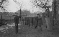 Lata 60. XX wieku. Dzieci Franciszka Hubacza z tyczką kiełbas