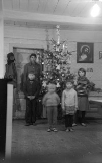 Lata 70. XX wieku. Dzieci Cecylii i Franciszka Hubaczów przy choince