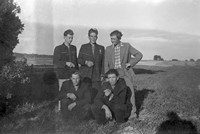 Lata 50. XX wieku. Grupa kolegów Romana Zagrobelnego (stoi pierwszy z lewej) z Mołodycza w czasie palenia papierosów