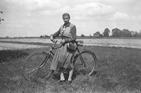 Lata 50. XX wieku. Anna Marczak z Mołodycza - Kaczmarzy z rowerem