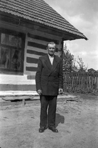 Lata 50. XX wieku. Jan Fil z Mołodycza - Kaczmarzy przed rodzinnym domem