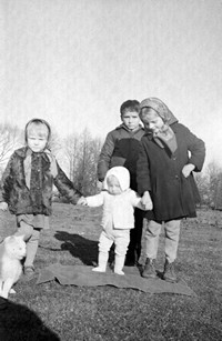 Lata 70. XX wieku. Dzieci Cecylii i Franciszka Hubaczów w czasie wiosennego popołudnia