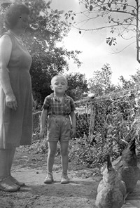 Lata 60. XX wieku. Paulina Leśna z Maczug ze swoim synem Stanisławem