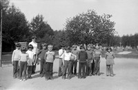 Lata 70. XX wieku. Uczniowie Szkoły Podstawowej w Mołodyczu z panią Michaliną Piskorz