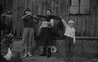 Lata 70. XX wieku. Cecylia Hubacz wraz córkami demonstrują wielką sowę