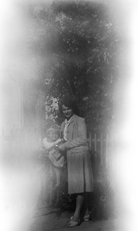 Lata 50. XX wieku. Anna Dobreńko z Mołodycza z córką Czesławą