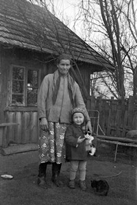 Lata 50. XX wieku. Z. (?) Ziejło z Mołodycza ze swoim wnukiem Zdzisławem 