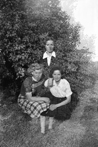 Lata 50. XX wieku. Jaustyna Warcaba (pierwsza z lewej) z Mołodycza z koleżankami 