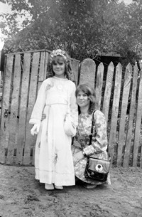 1973. Helena Purcha w dniu I Komunii ze swoją kuzynką