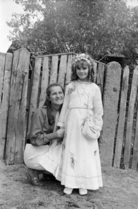 1973. Helena Purcha w dniu I Komunii ze swoją kuzynką