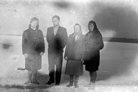 Lata 50. XX wieku. Stanisława Zagrobelny (z prawej) z matką i kuzynami
