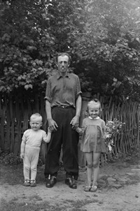 Lata 60. XX wieku. Mężczyzna z dziećmi (Michał Pela?) z Maczug
