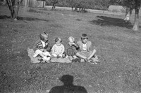 Lata 60. XX wieku. Czworo dzieci na trawie