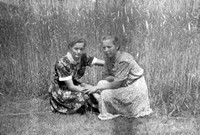 Lata 50. XX wieku. Aniela Adamiec (z lewej) z Mołodycza i jej kuzynka Krystyna