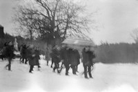 Lata 60. XX wieku. Mężczyźni opuszczają plac przy kościele pw. Niepokalanego seca NMP w Mołodyczu niosąc trumnę.