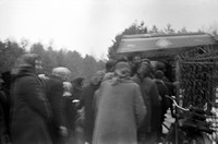 Lata 60. XX wieku. Wejście konduktu pogrzebowego w bramę cmentarza w Mołodyczu
