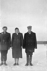 Lata 60. XX wieku. Cecylia Hubacz z szwagrem Piotrem (po prawej) i Stanisławem Winiarzem