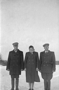 Lata 60. XX wieku. Cecylia Hubacz z szwagrem Piotrem (po lewej) i mężem Franciszkiem