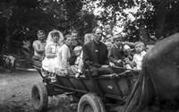 Lata 70. XX wieku. Panna młoda Józefa Purcha z Mołodycza w drodze do kościoła