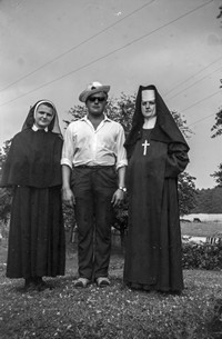 Lata 70. XX wieku. Jan Rokosz z Mołodycza ze swoimi siostrami - zakonnicami
