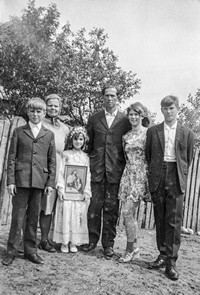 Lata 70. XX wieku. Helena Purcha z Mołodycza w dniu I Komunii z najbliższą rodziną