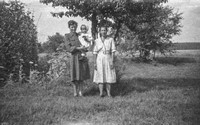 Lata 60. XX wieku. Maria Hubacz (z prawej) z Mołodycza z koleżanką