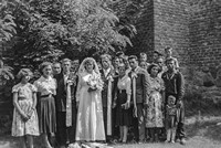Lata 60. XX wieku. Cecylia i Franciszek Hubaczowie w dniu ich ślubu oraz goście weselni