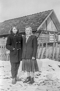 Lata 60. XX wieku. Danuta Zagrobelna z Mołodycza ze swoją matką 