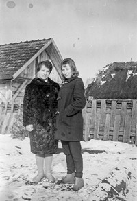 Lata 60. XX wieku. Danuta Zagrobelna z Mołodycza ze swoją przyjaciółką
