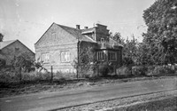 1980. Dom murowany z czerwonej cegły - własność Marcina Piekusia z Mołodycza