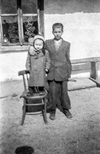 Lata 50. XX wieku. Dwaj chłopcy z rodziny Rokoszów z Mołodycza