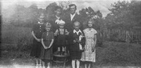 Lata 50. XX wieku. Rodzina Marii i Jerzego Hubacza z Mołodycza w dniu I Komunii syna