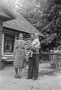 Lata 60. XX wieku. Maria i Jan Kobędza z Mołodycza ze swoją córeczką
