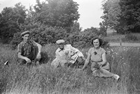 Lata 60. XX wieku. Paulina i Stefan Leśny z Maczug (z prawej) i Jan Kobędza z Mołodycza