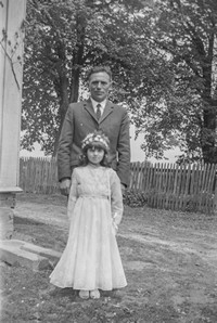 Lata 60. XX wieku. Krystyna Pietryna z Mołodycza w dniu I Komunii z ojcem