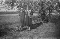 Lata 50. XX wieku. Karolina Strent (z lewej) i Aniela Sukowy z Mołodycza