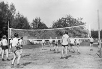1978. Mecz piłki siatkowej na boisku przy Szkole Podstawowej w Mołodyczu