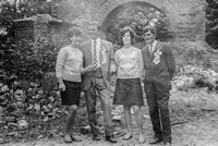 Lata 70. XX wieku. Janina Hubacz (z lewej) i Teresa Maczuga z Mołodycza wraz z drużbami