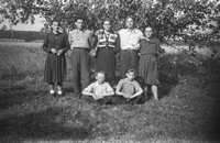 Lata 50. XX wieku. Grupa młodzieży z Mołodycza