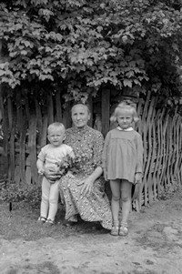 Lata 60. XX wieku. Babcia Sosnowa z Mołodycza Kaczmarzy ze swoimi wnukami