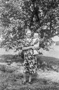 Lata 50. XX wieku. Aniela Sosnowy z Mołodycza - Kaczmarzy ze swoim dzieckiem