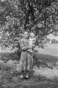 Lata 50. XX wieku. Babcia Sosnowa z Mołodycza - Kaczmarzy ze swoim wnukiem