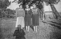 Lata 50. XX wieku. Aniela Adamiec (w środku) z Mołodycza z koleżankami