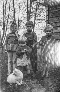 Lata 70. XX wieku. Hela Purcha (z lewej) i dzieci Franciszka Hubacza z Mołodycza z kotkiem