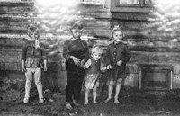 Lata 70. XX wieku. Hela Purcha (z lewej) i dzieci Franciszka Hubacza z Mołodycza z kotkiem